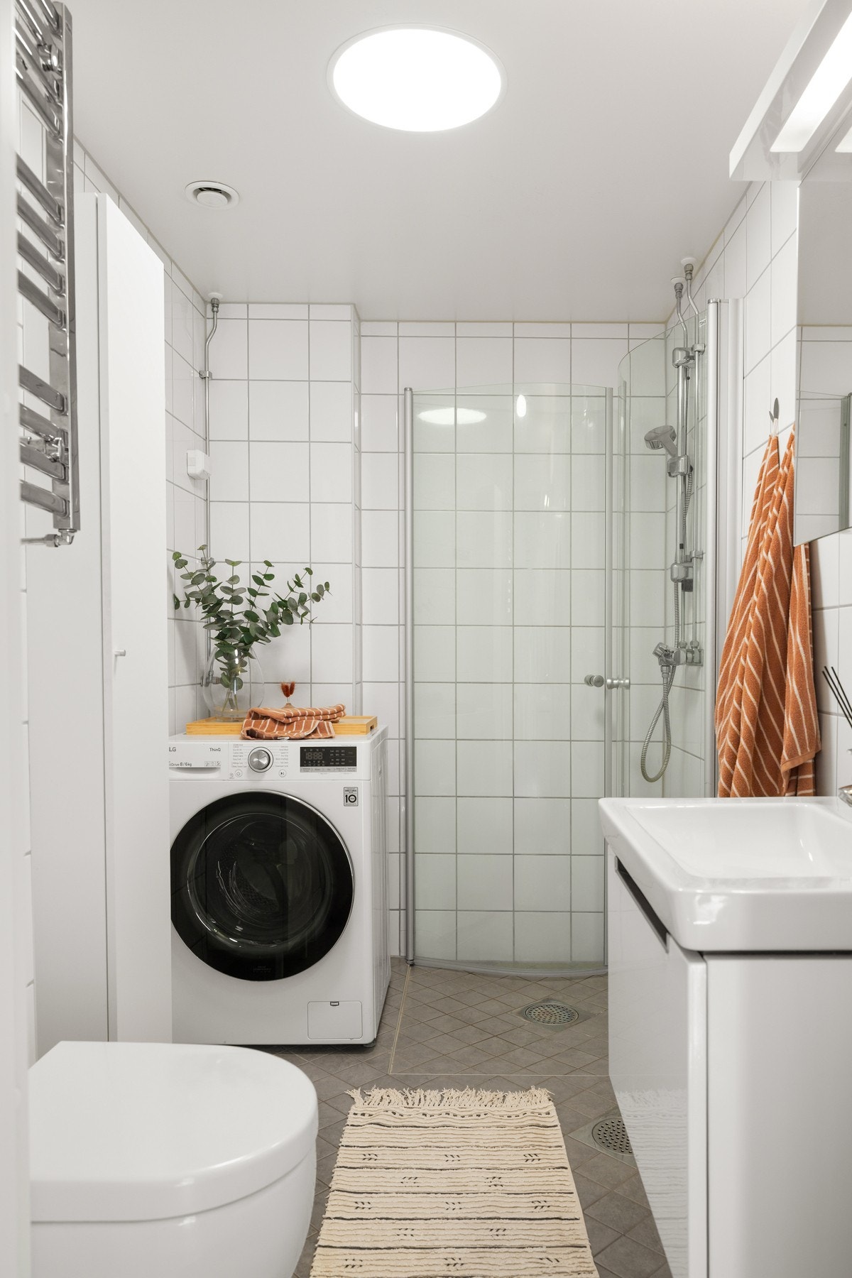 Pent, flislagt bad pusset opp i 2012/13. Vannbåren sentralvarme i gulv og håndkletørker. Det er opplegg for vaskemaskin på badet. Galleribilde