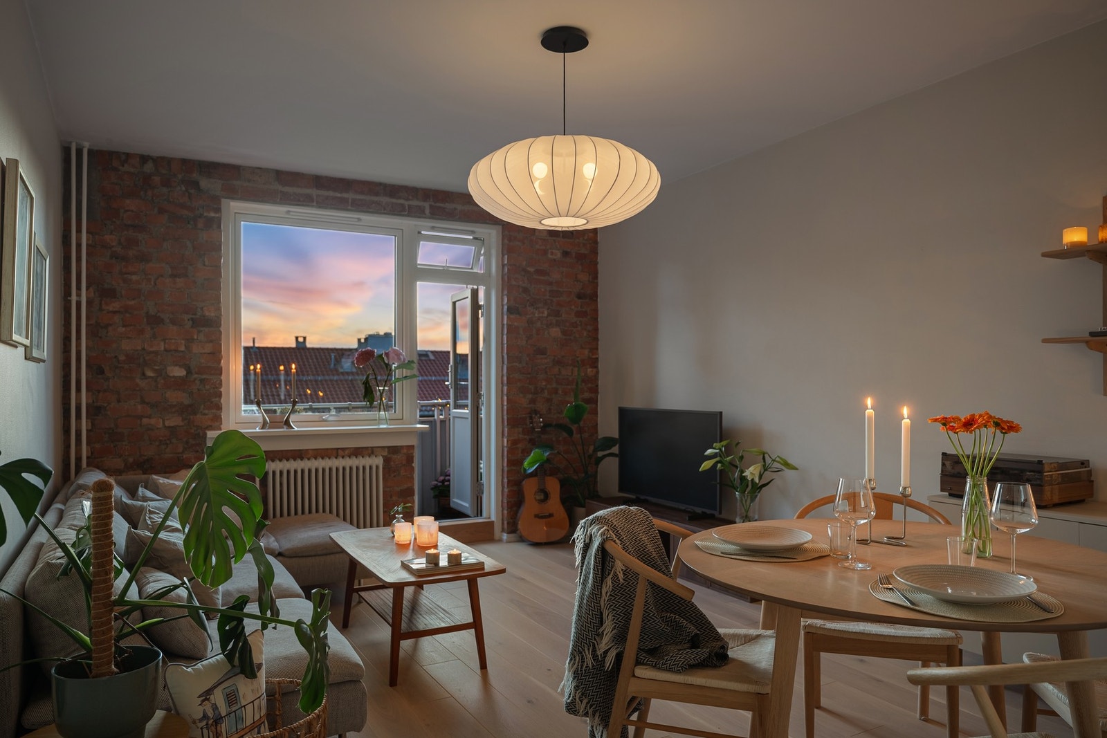 Dette er en gjennomgående og lekker 2-roms leilighet, med svært sentral beliggenhet. Galleribilde