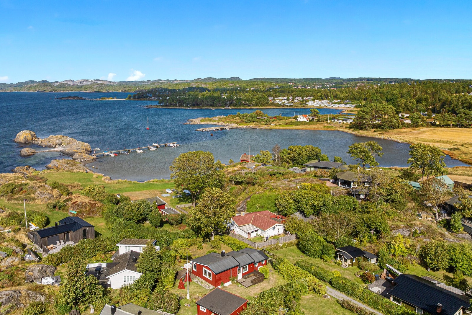 Sjøen og den vakre kystnaturen like i nærheten Galleribilde