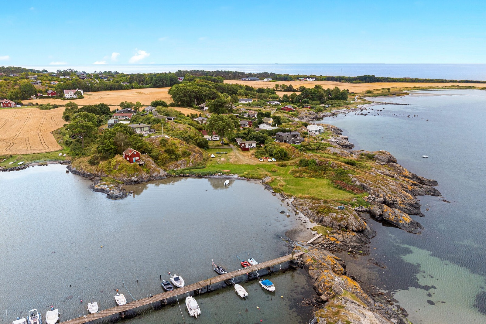 Her er det kort vei til sjø, svaberg og flotte naturopplevelser Galleribilde