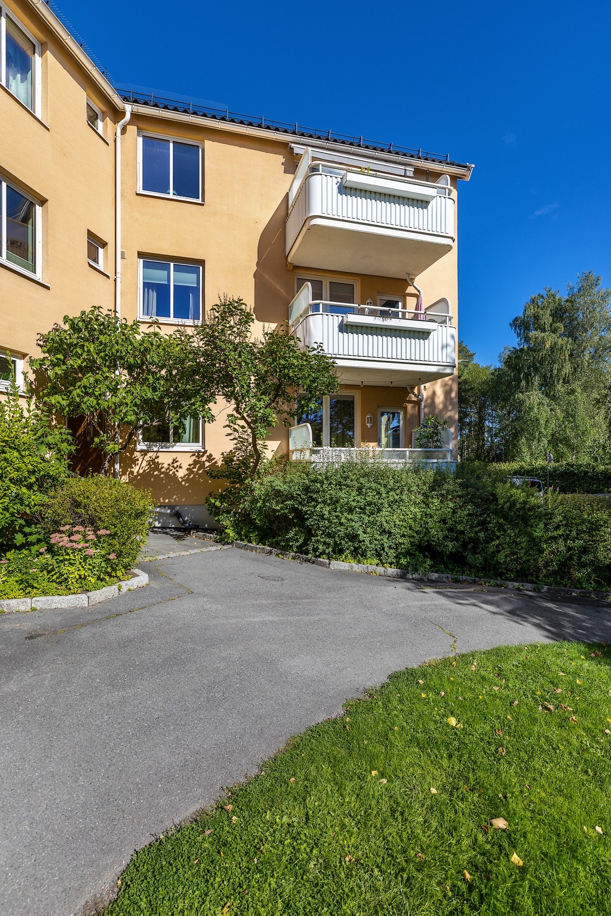 Leiligheten ligger skjermet til med svært lite innsyn mot balkongen og redusert støy fra omgivelsene. Galleribilde