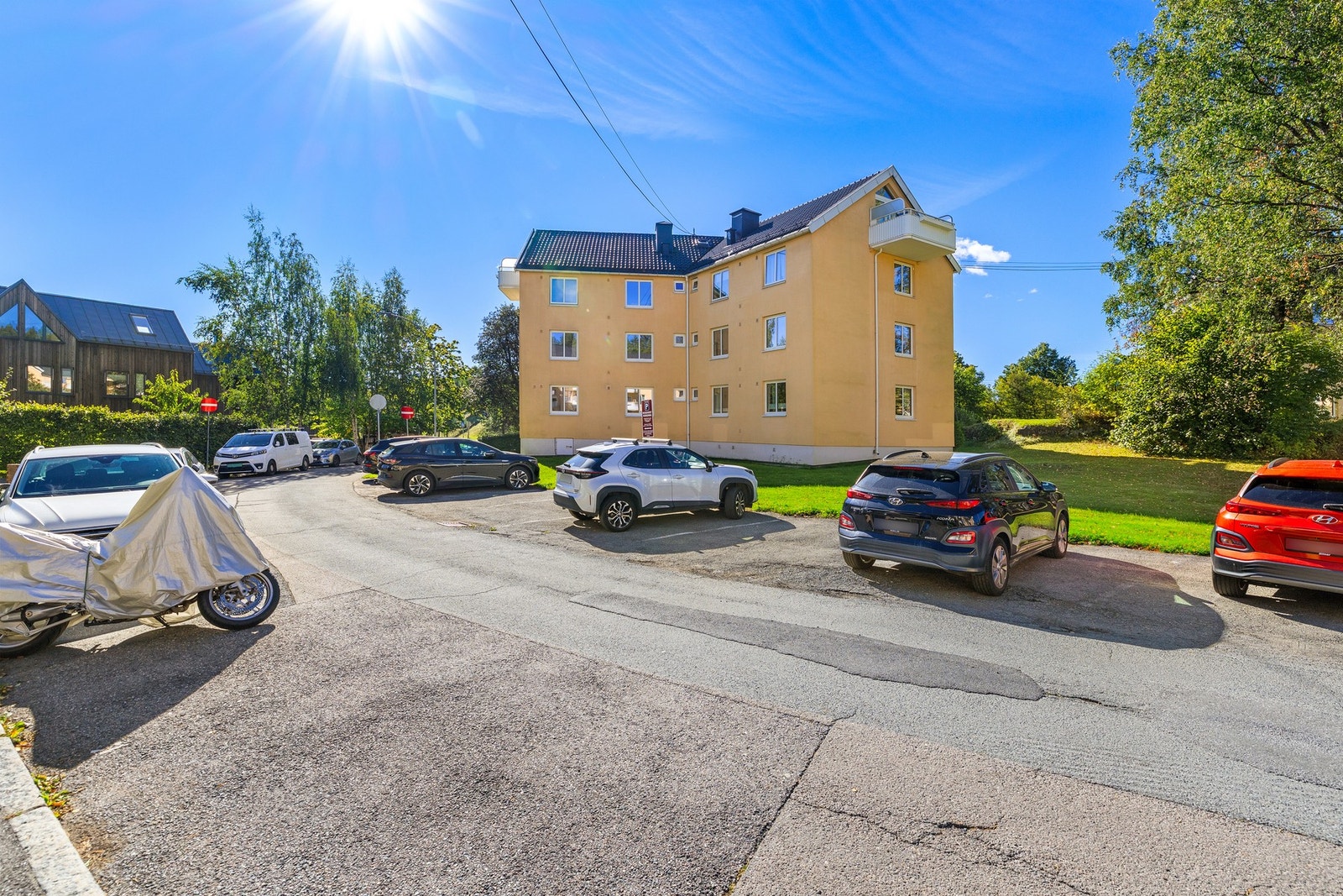 Parkering er tilgjengelig på boligselskapets parkeringsarealer for beboere med parkeringsoblat. Galleribilde