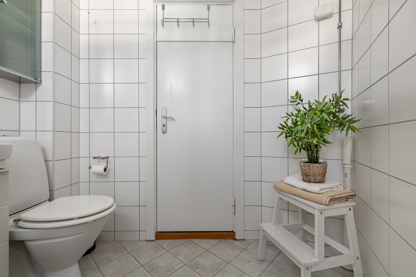 Badet samler våtromsfunksjonene på en praktisk måte, med opplegg for vaskemaskin. Galleribilde