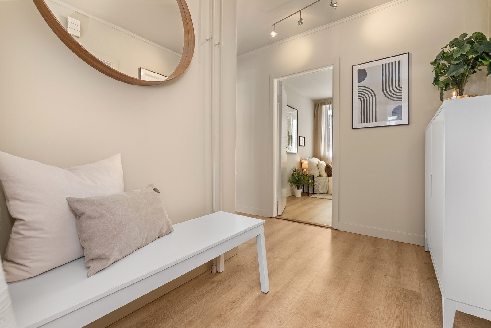 Entréen gir et hyggelig førsteinntrykk av leiligheten og binder sammen badet og boligens andre soverom. Galleribilde