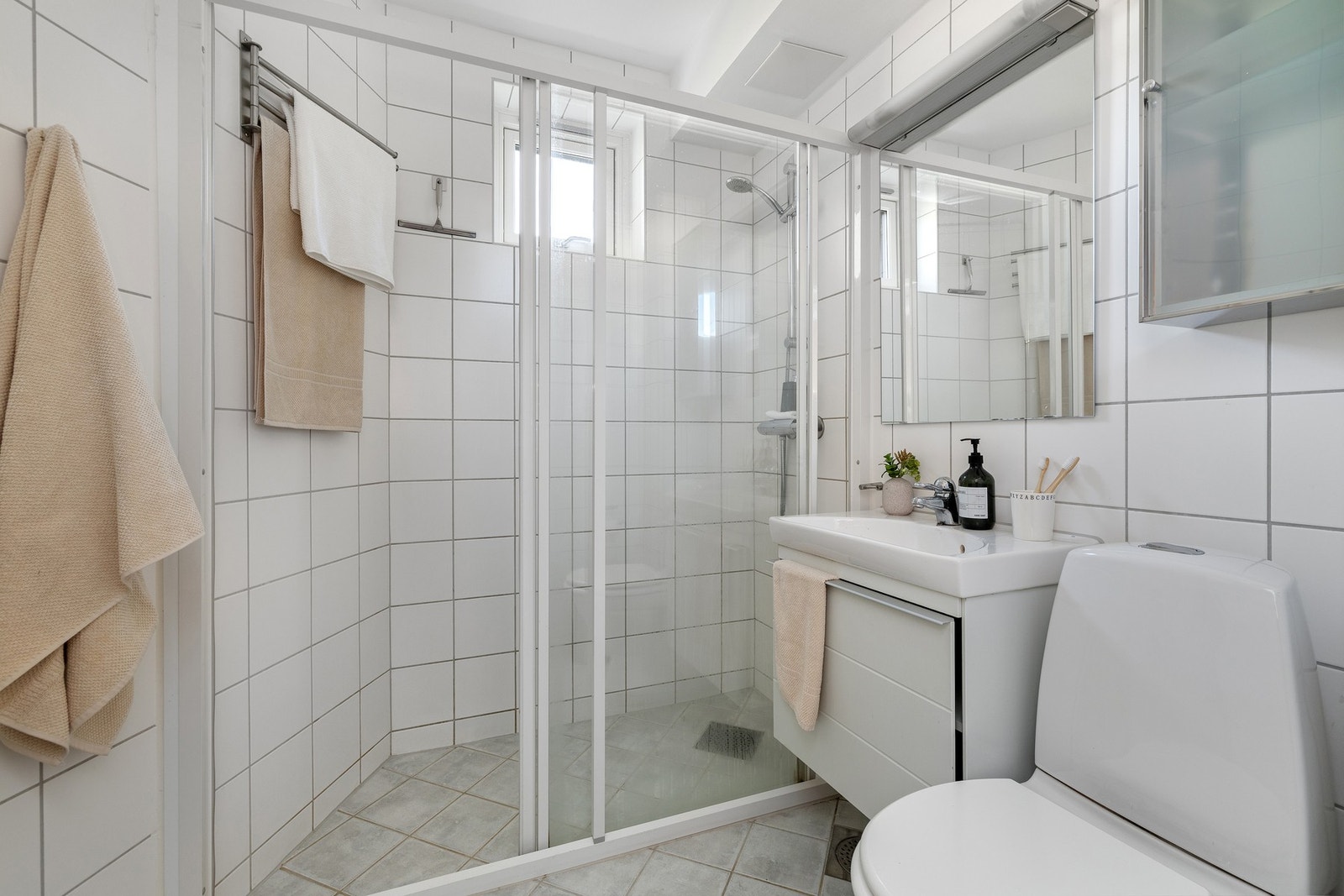 Badet er praktisk innredet med dusjnisje, toalett, servantinnredning. Galleribilde