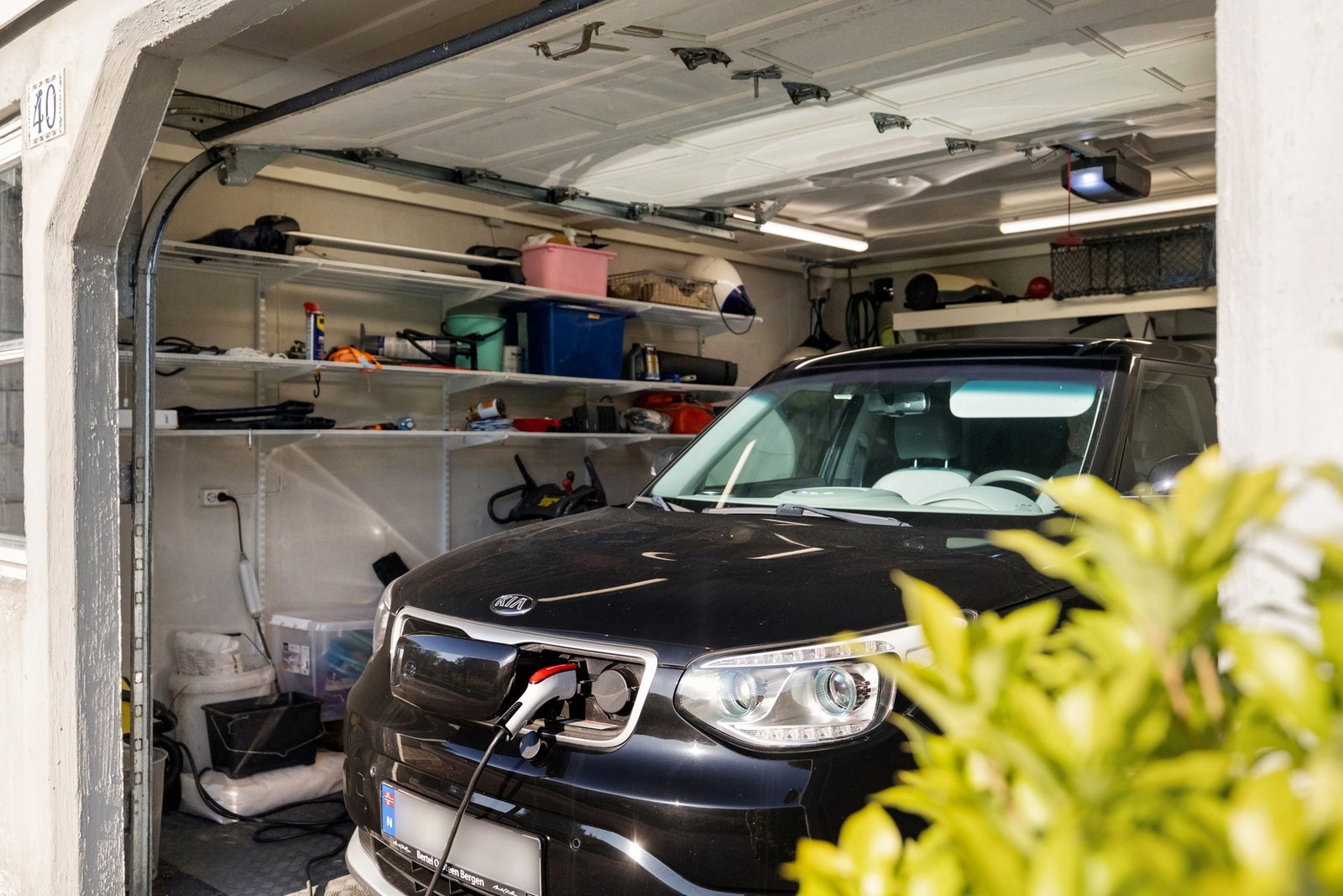 Garasje med elektrisk port. Galleribilde
