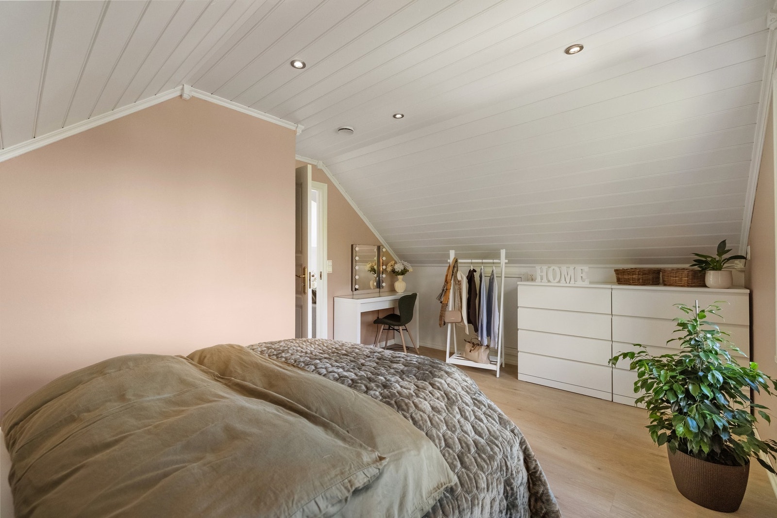 Romslig soverom på ca. 13,3 m² i loftsetasjen. Galleribilde