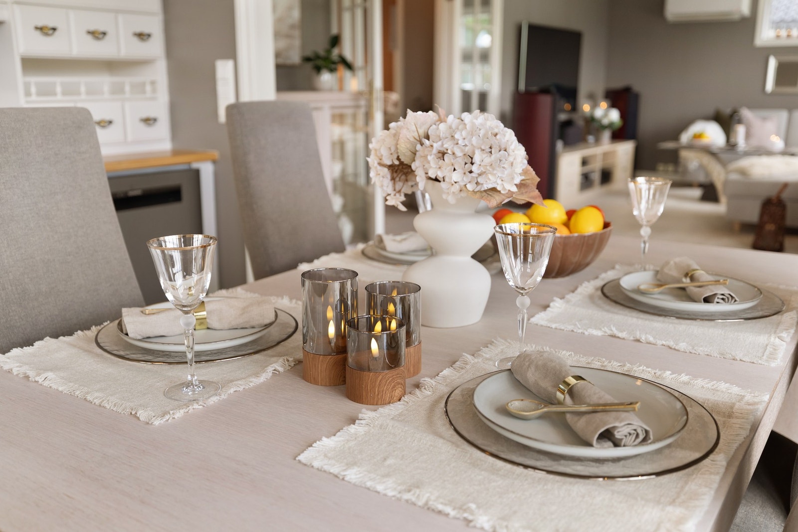 God plass til et romslig spisebord for familie og gjester. Galleribilde