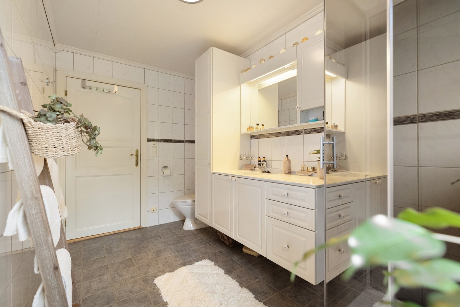 Et romslig bad med god plass til nødvendig baderomsinnredning. Galleribilde