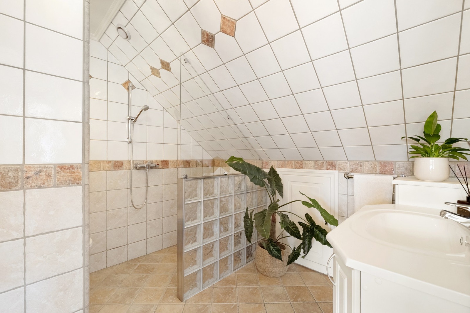 Flislagt bad på ca. 4,8 m² i loftsetasjen. Galleribilde