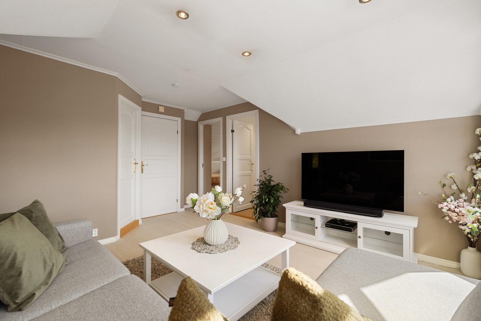 Her er det plass til sofagruppe, TV-løsning eller lekeområde. Galleribilde