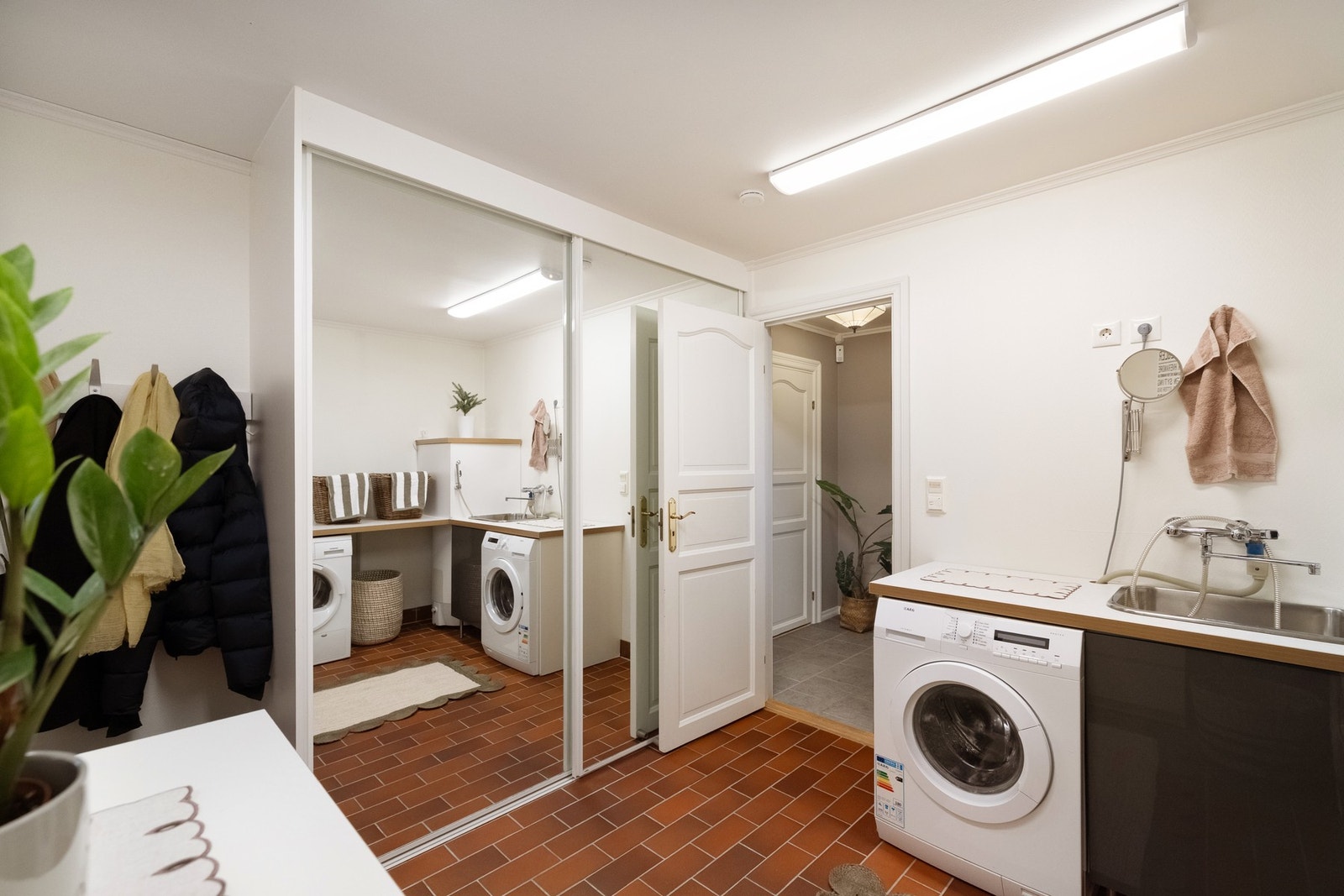 Praktisk vaskerom på ca. 6,5 m² i underetasjen. Galleribilde