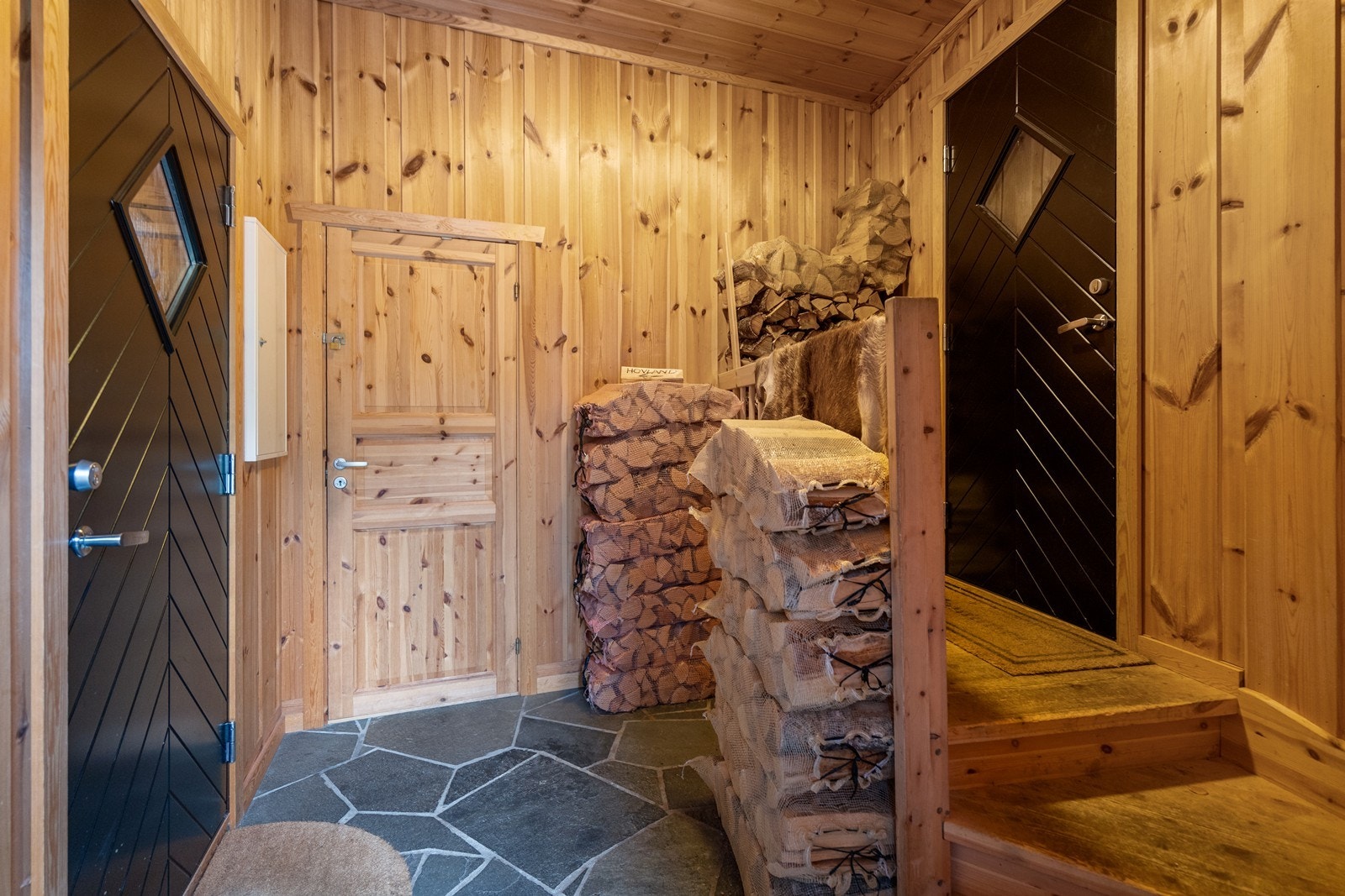 Felles inngangsparti med lekkert og praktisk skifergulv. Fellesbod i bakkant som i dag benyttes av seksjon 1 (nabo) Galleribilde