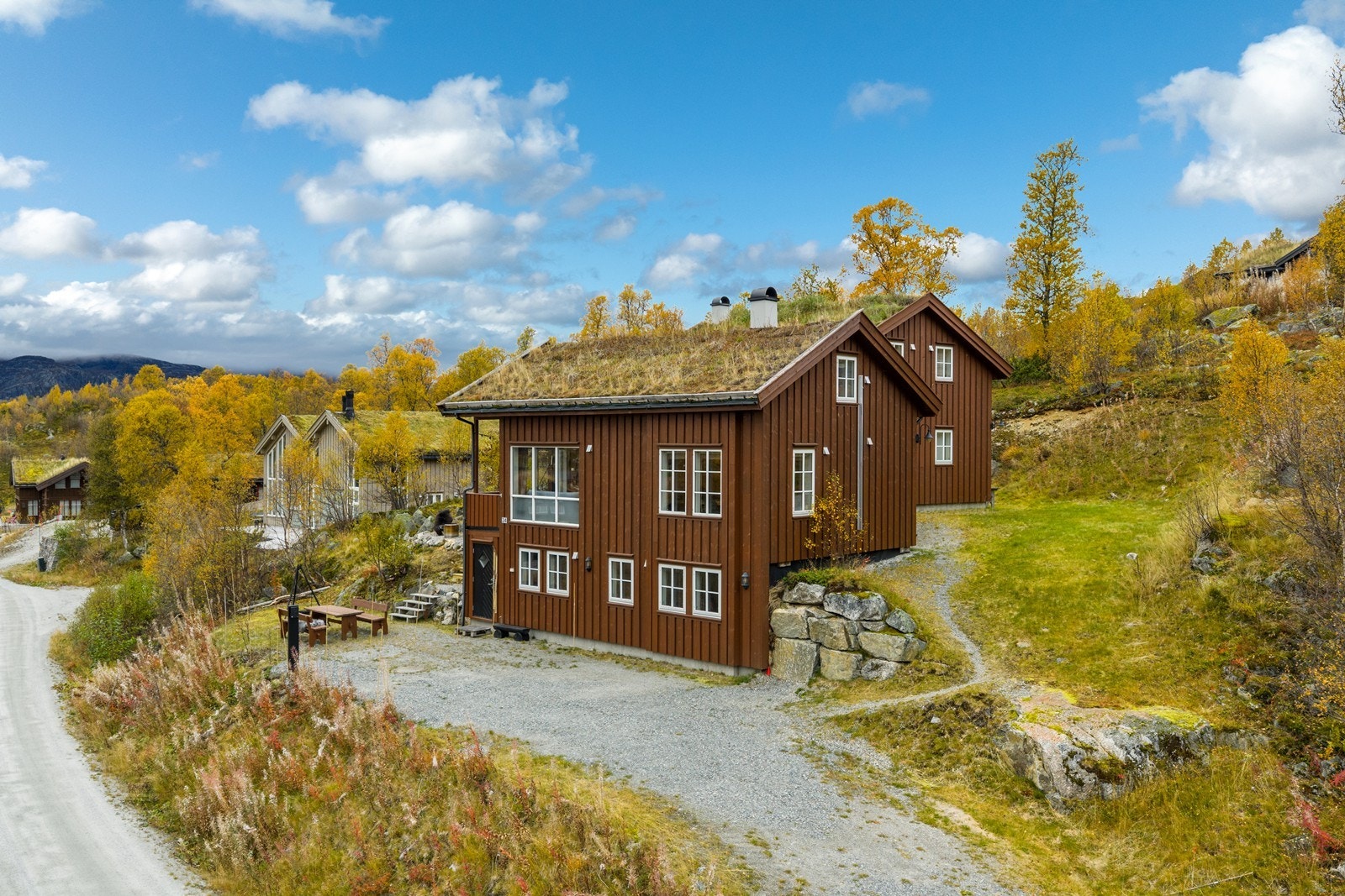 Det tiltenkte annekset er på gressplenen til høyre i bildet. Fotograf: Vestbris Galleribilde