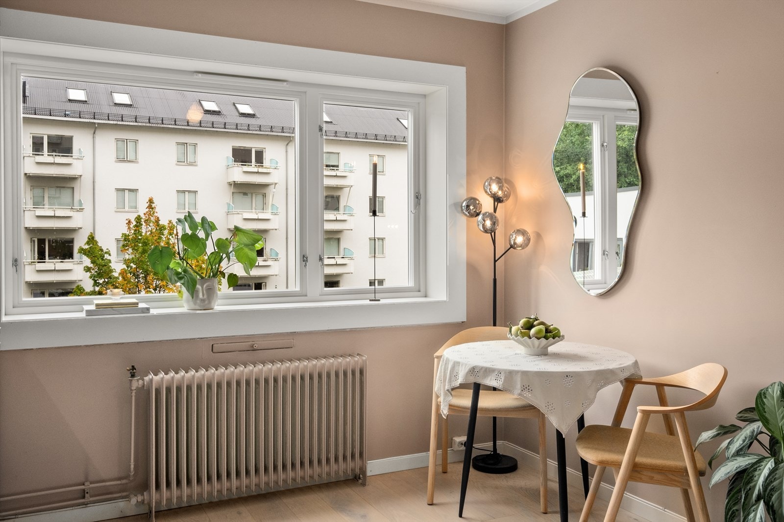 Store vindusflater gir rikelig med naturlig lys. Varmtvann, fyring og internett er bl.a inkl. i felleskostnadene. Galleribilde