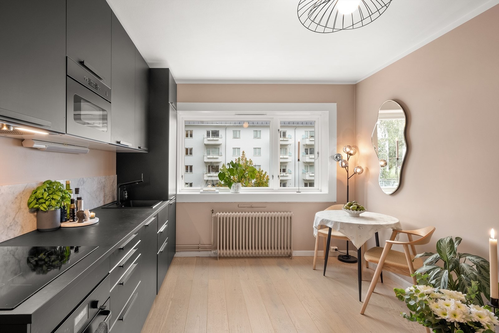 Velkommen inn! Her møtes du av en romslig og innbydende stue med flere naturlige soner, samt et stilrent kjøkken fra 2019 i åpen løsning. Galleribilde