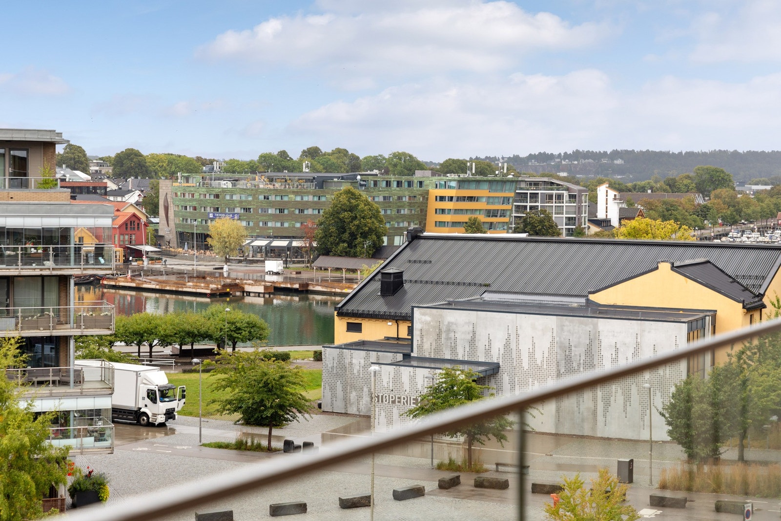 Fra balkongen kan du nyte utsyn mot brygga og sjøen. Galleribilde