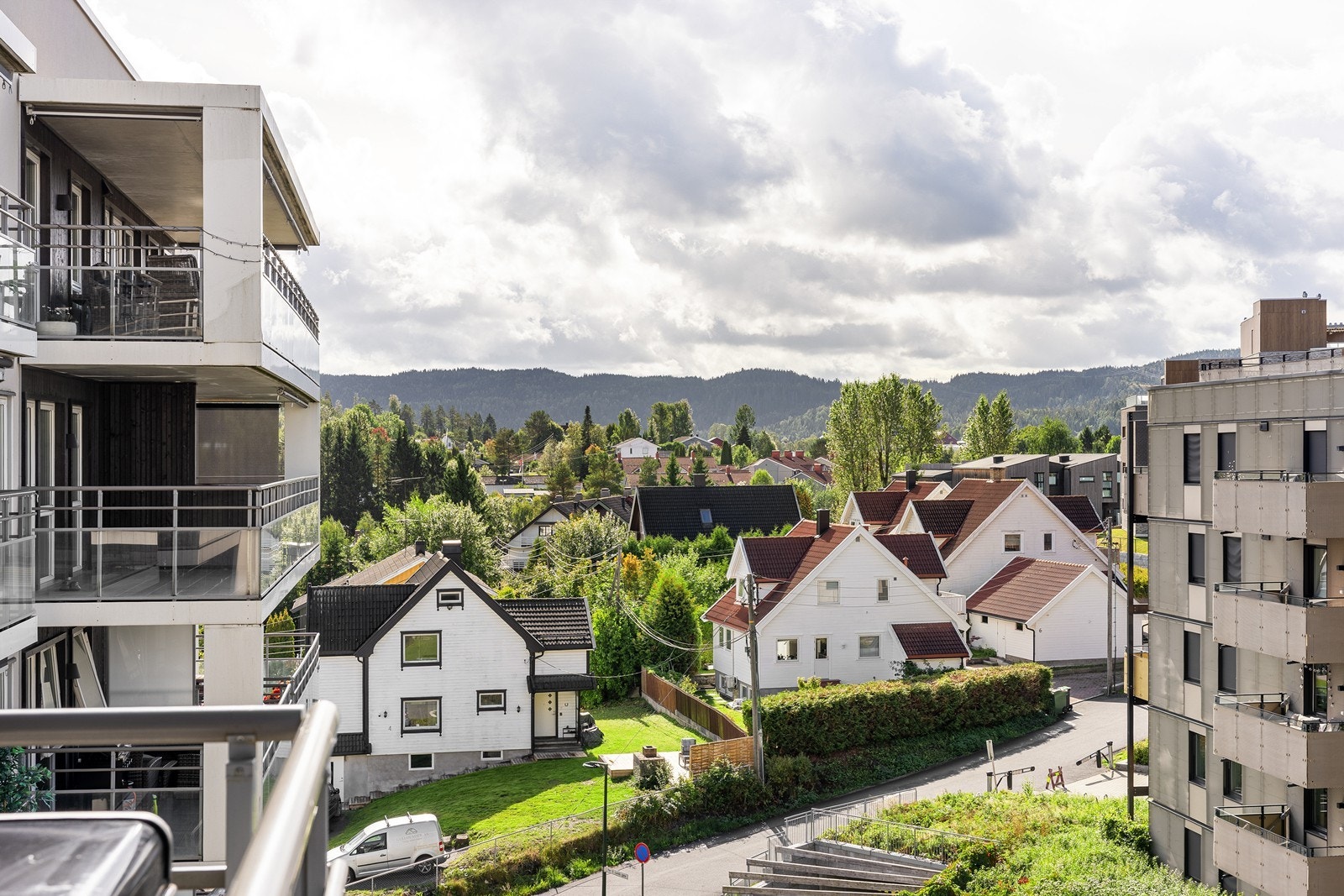 Leilighetens balkong byr på utsyn over nærområdene. Galleribilde