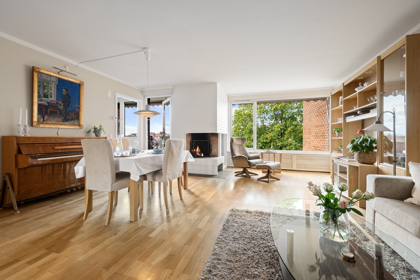 Stuen er meget romslig og har plass til fler soner. Galleribilde