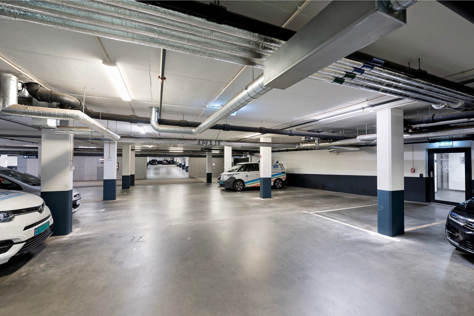 Sameiet har felles parkeringskjeller og sykkelbod for beboerne. Galleribilde
