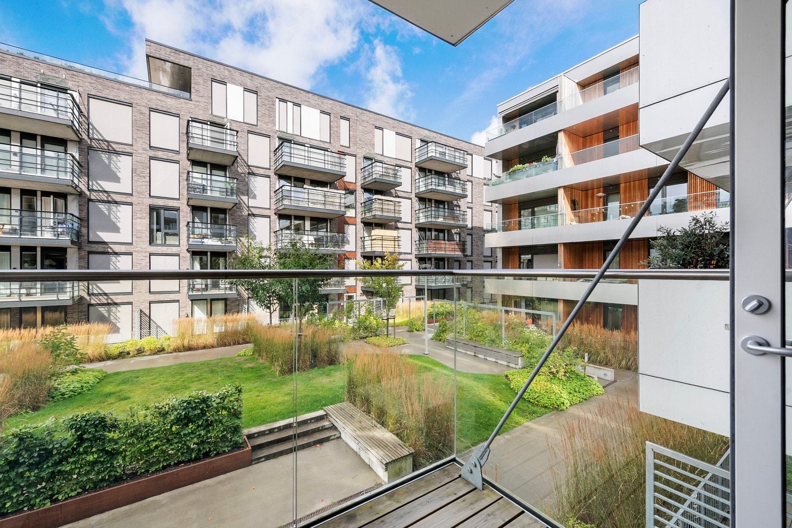 Balkongen har rekkverk i glass og stål, og er overbygget for godt vær hele året. Galleribilde