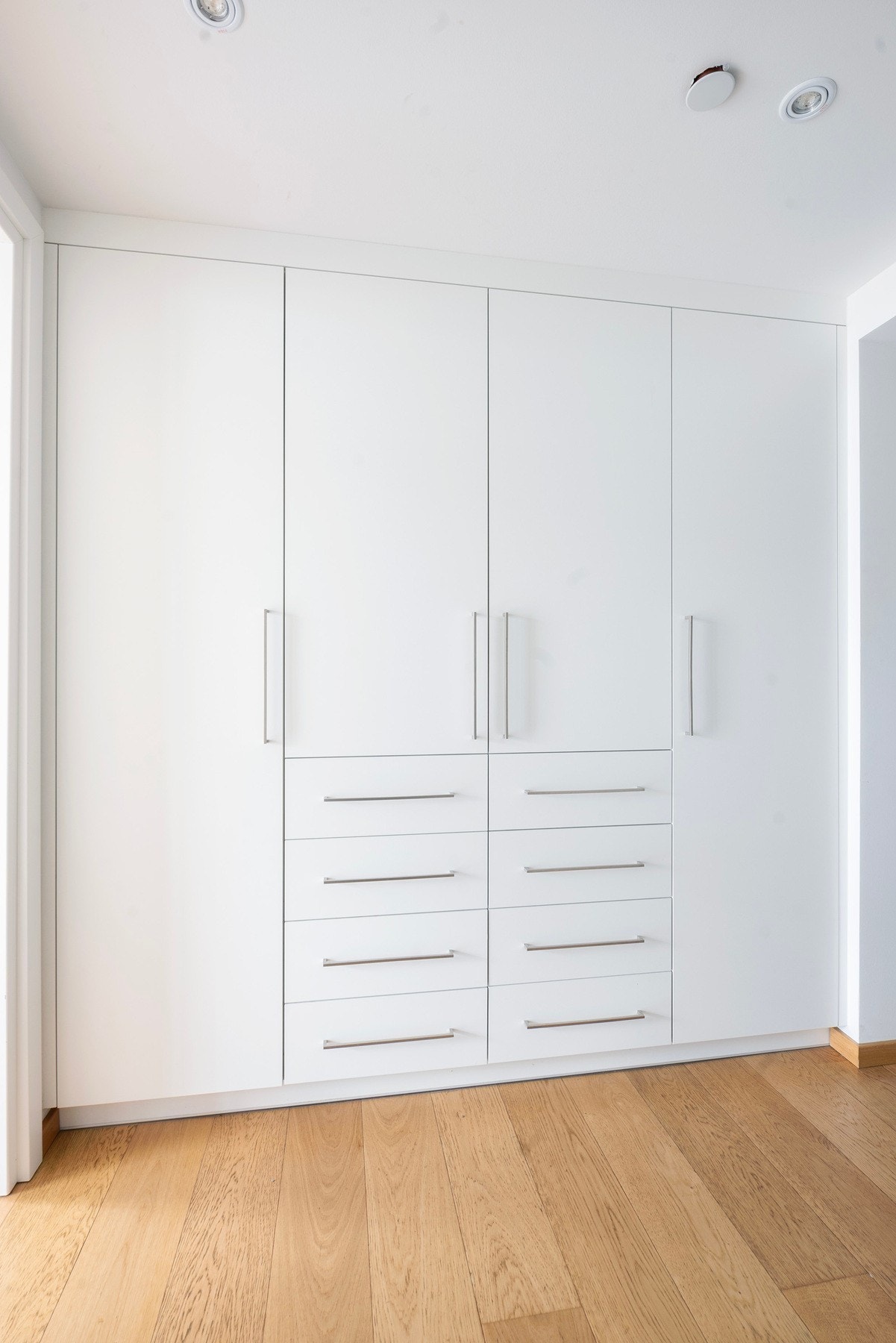 Dusjhjørnet er avgrenset med dusjvegger, og rommet har balansert ventilasjon. Galleribilde
