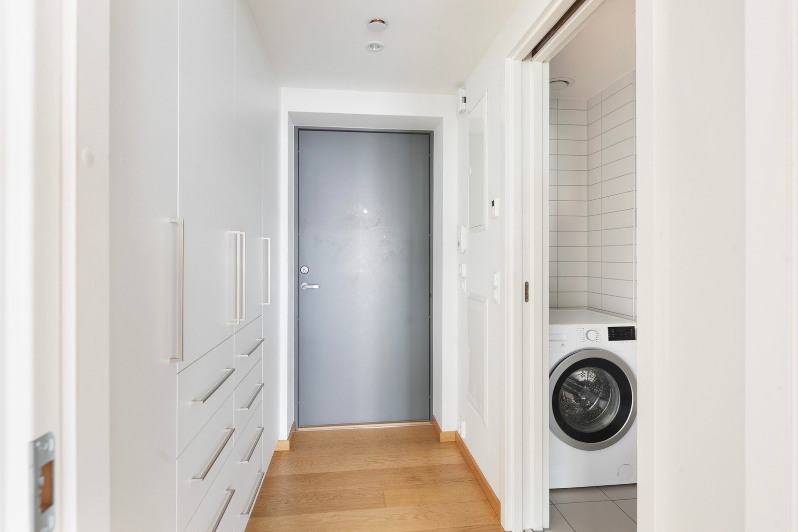 Praktisk entré med skyvedør inn til bad/vaskerom. Galleribilde
