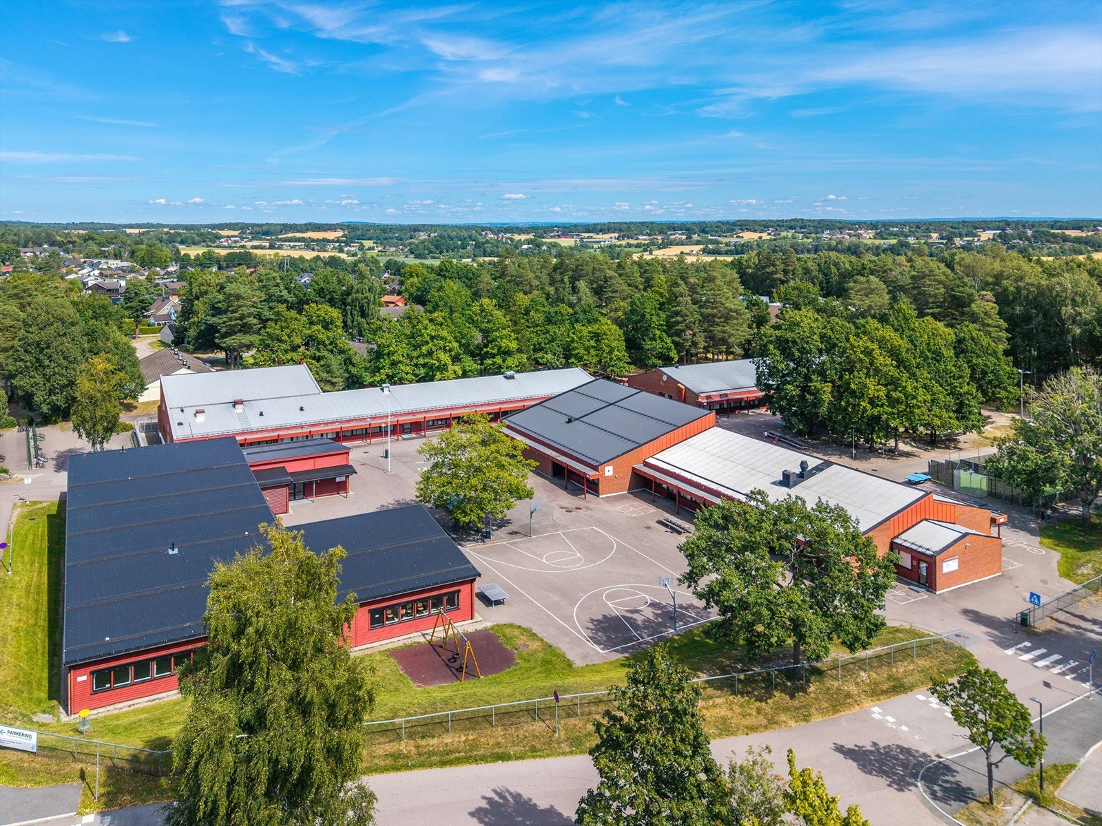 Eik barneskole ligger i nærmiljøet og er en populær skole for området. Skolen tilbyr undervisning fra 1. til 7. trinn og har også SFO, noe som gjør hverdagen enkel for barnefamilier. Galleribilde