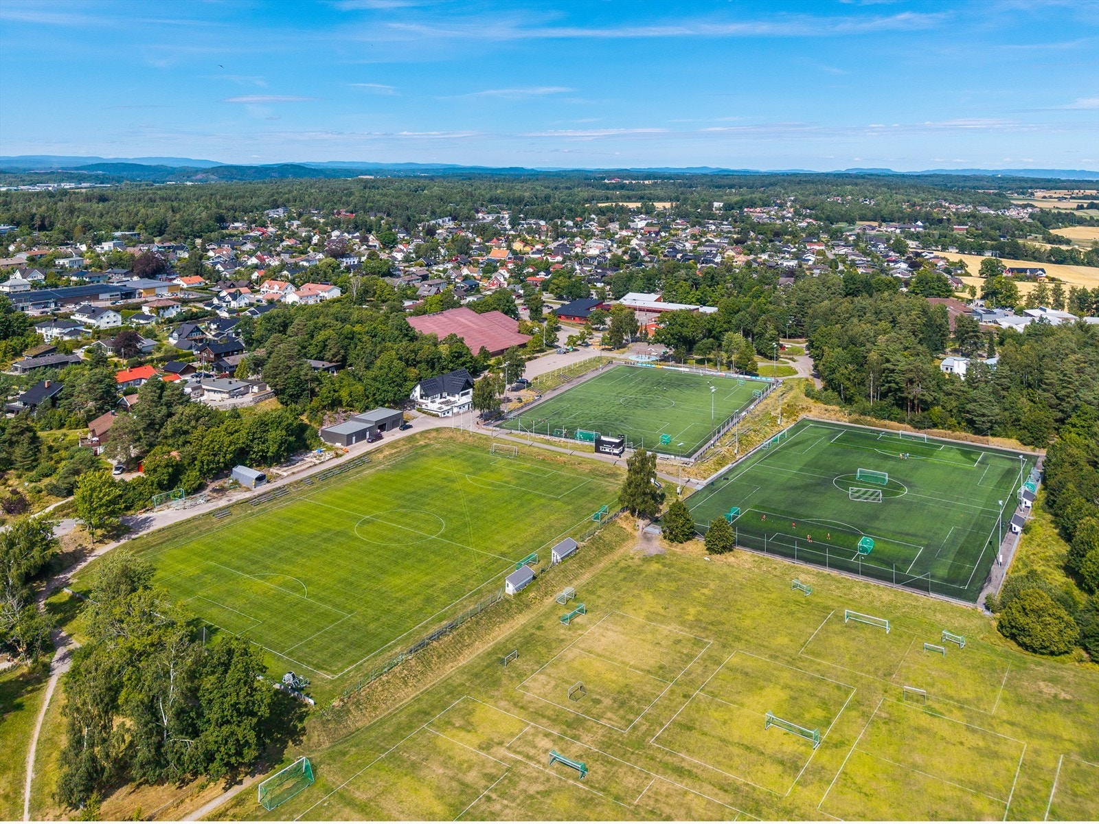 Nærhet til Eik fotballanlegg gir gode muligheter for både organisert idrett og fritidsaktiviteter. Galleribilde