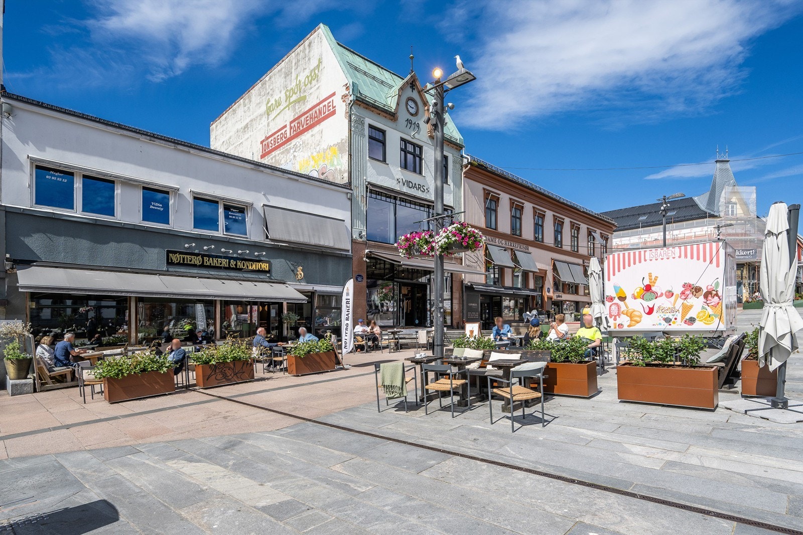 Ønsker du et mer omfattende utvalg av forretninger, spisesteder og bymessige fasiliteter, ligger Tønsberg sentrum, Farmandstredet og Foyn Senteret en kort kjøretur unna. Galleribilde