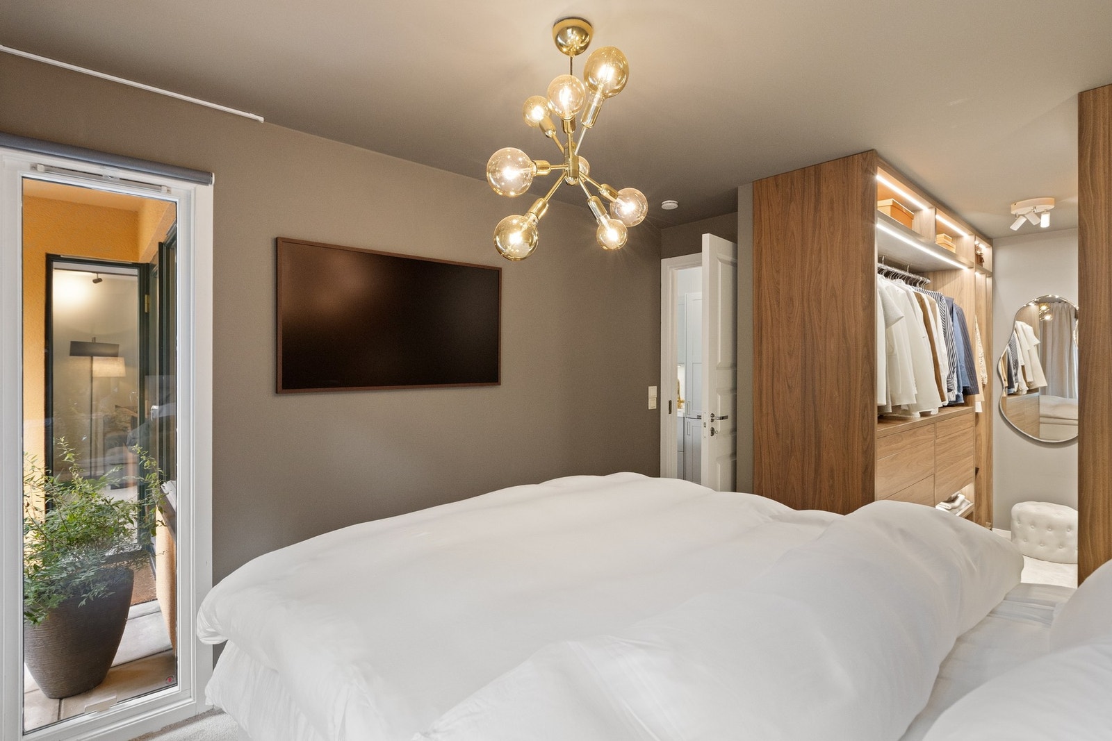 På soverommet er det bygget "Walk-in-Closet" Galleribilde