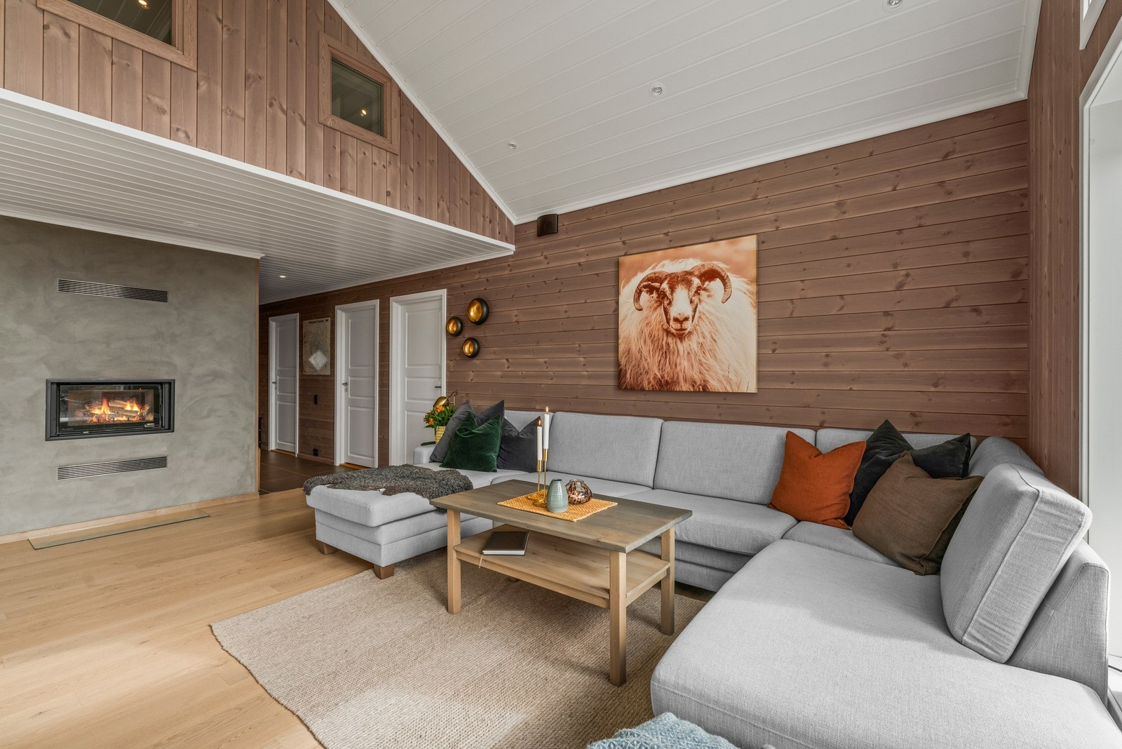 Hytta har gjennomgående beiset trepanel på vegger og i hovedsak panel i himlinger og integrert belysning. Gulvene består hovedsakelig av parkett og fliser. Galleribilde