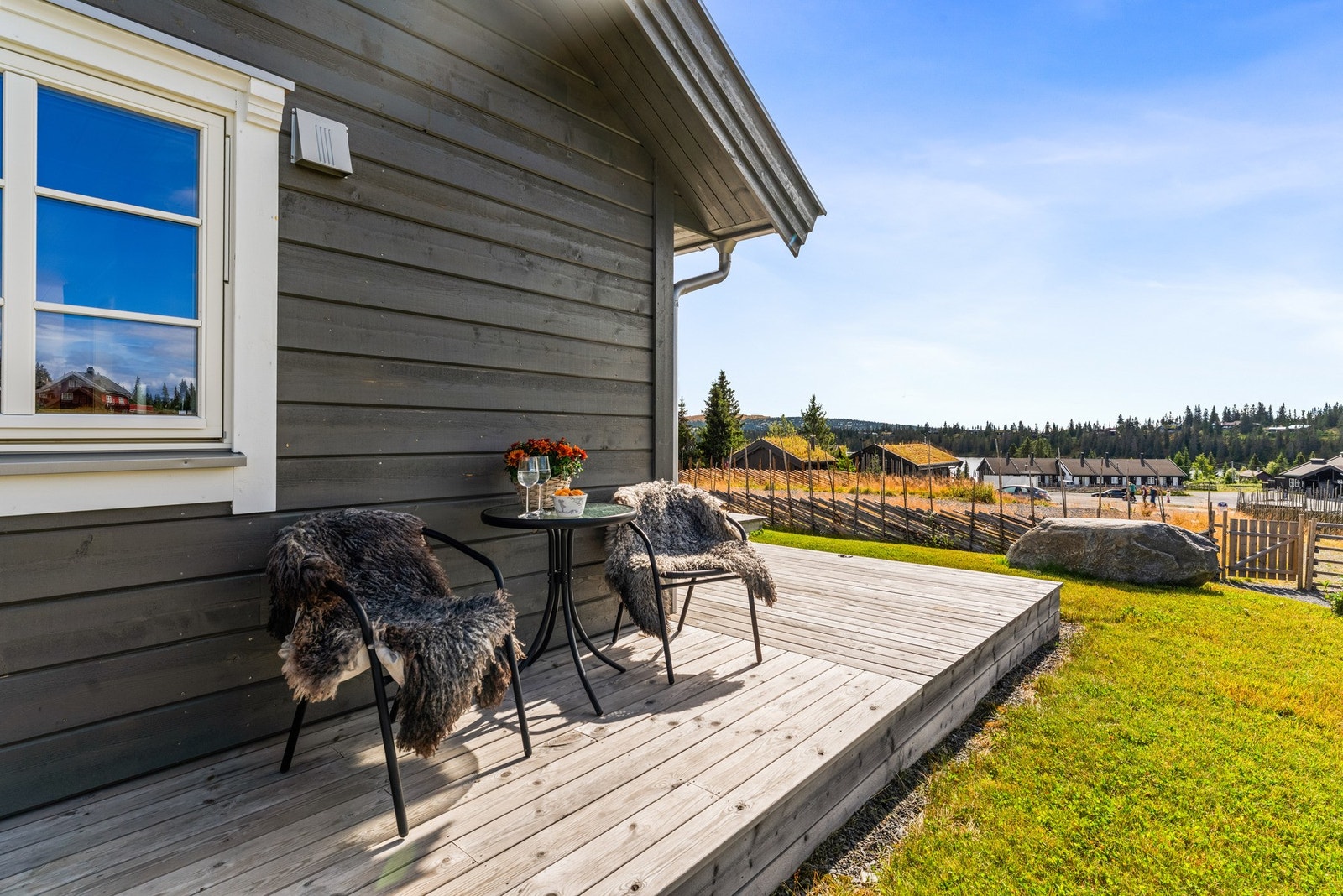 Det romslige terrasseområdet gir plass til flere hyggelige utesoner. Galleribilde