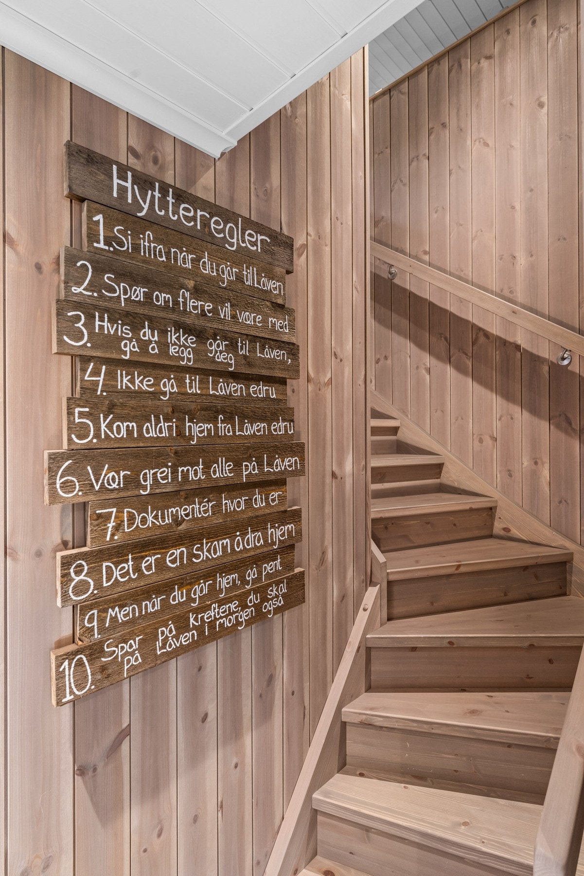 Fra gangen fører trappen videre opp til hemsen. Galleribilde