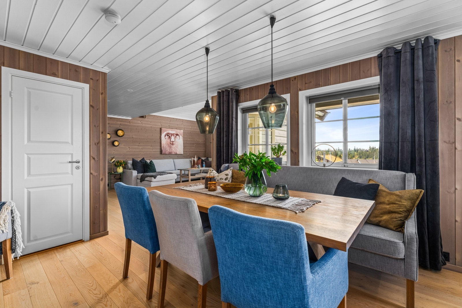 Vinduer på flere sider gir fint lysinnslipp og utsyn mot omgivelsene som kan nytes sammen med et deilig måltid. Galleribilde