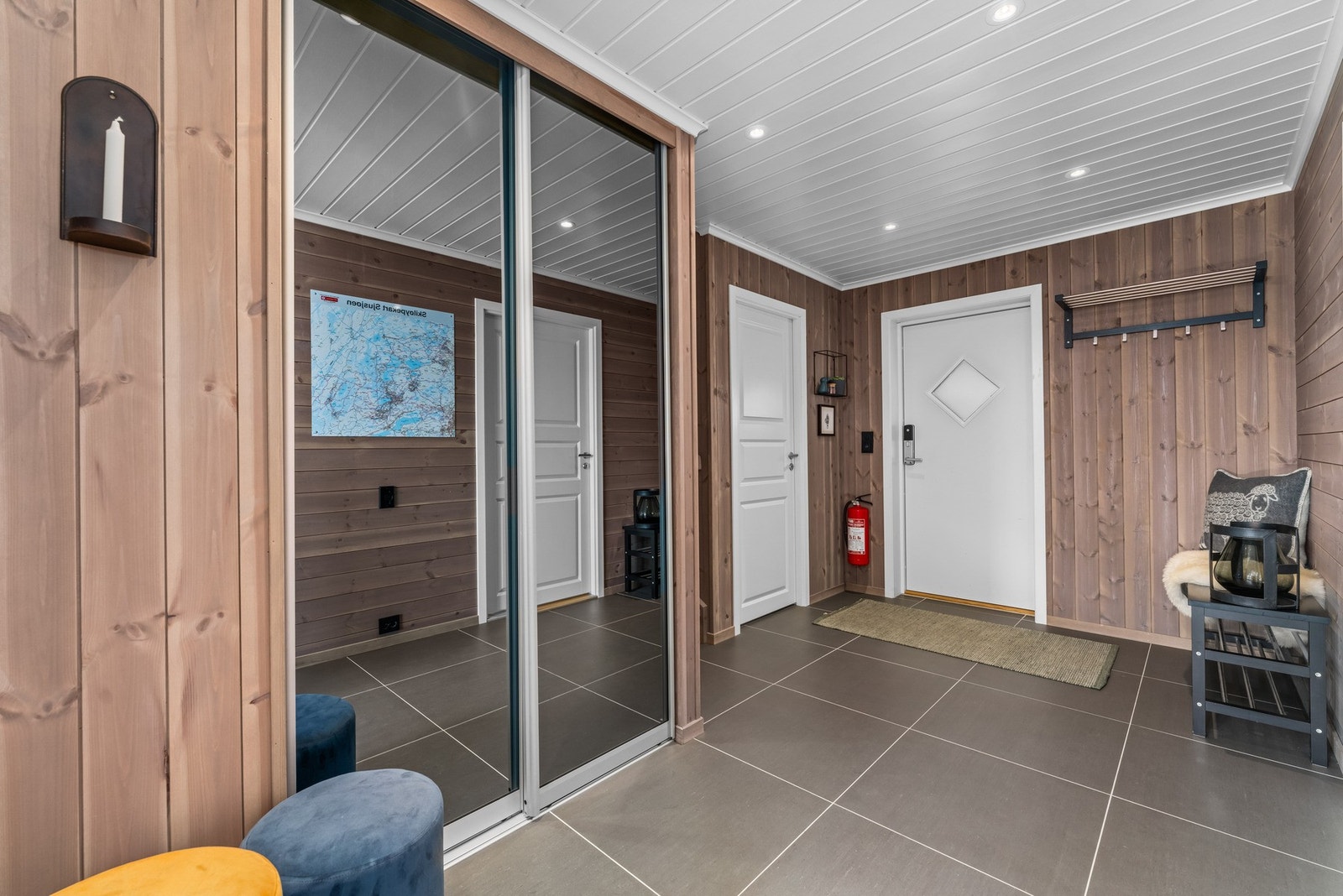 En romslig skyvedørsgarderobe i gangen med speilfronter sørger for gode oppbevaringsmuligheter. Galleribilde