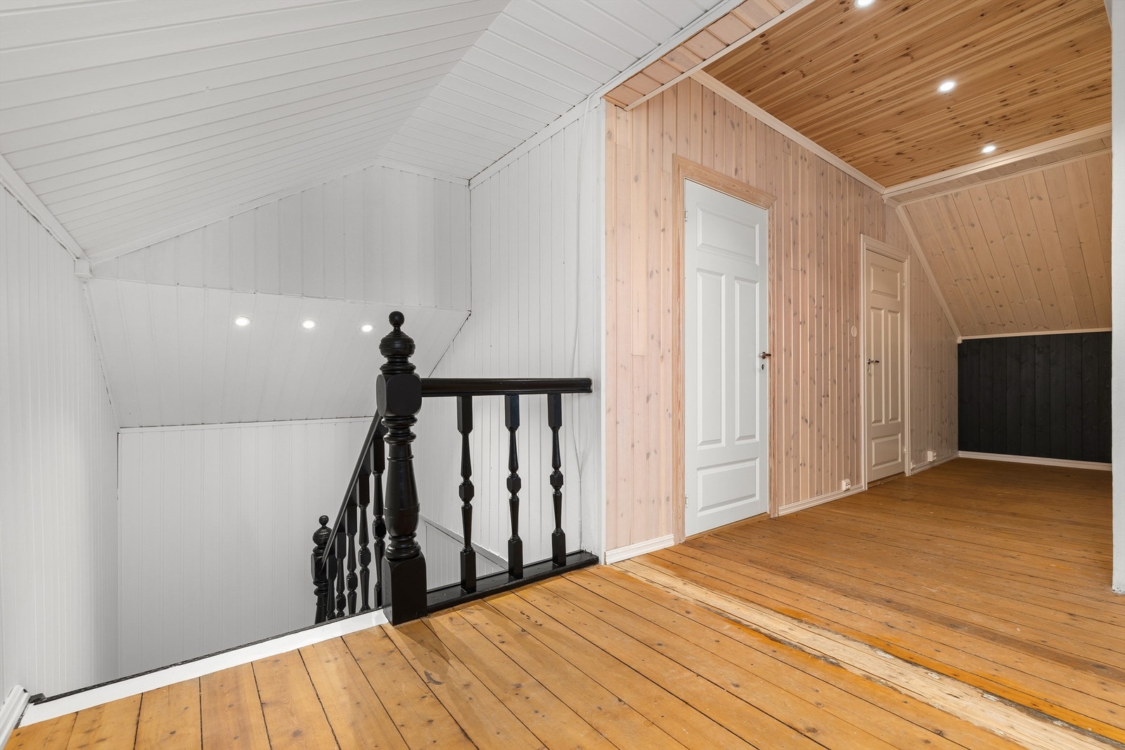 Loftsetasjen har trappegang med heltre gulv og panelbord i himling. Galleribilde