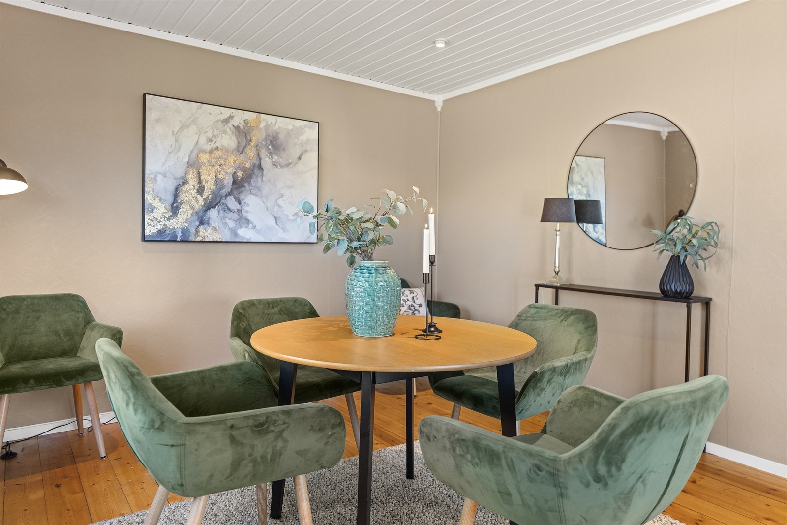 Spisestuen rommer fint en større sittegruppe for felles måltider. Her er det plassert vedovn for ekstra hygge. Galleribilde