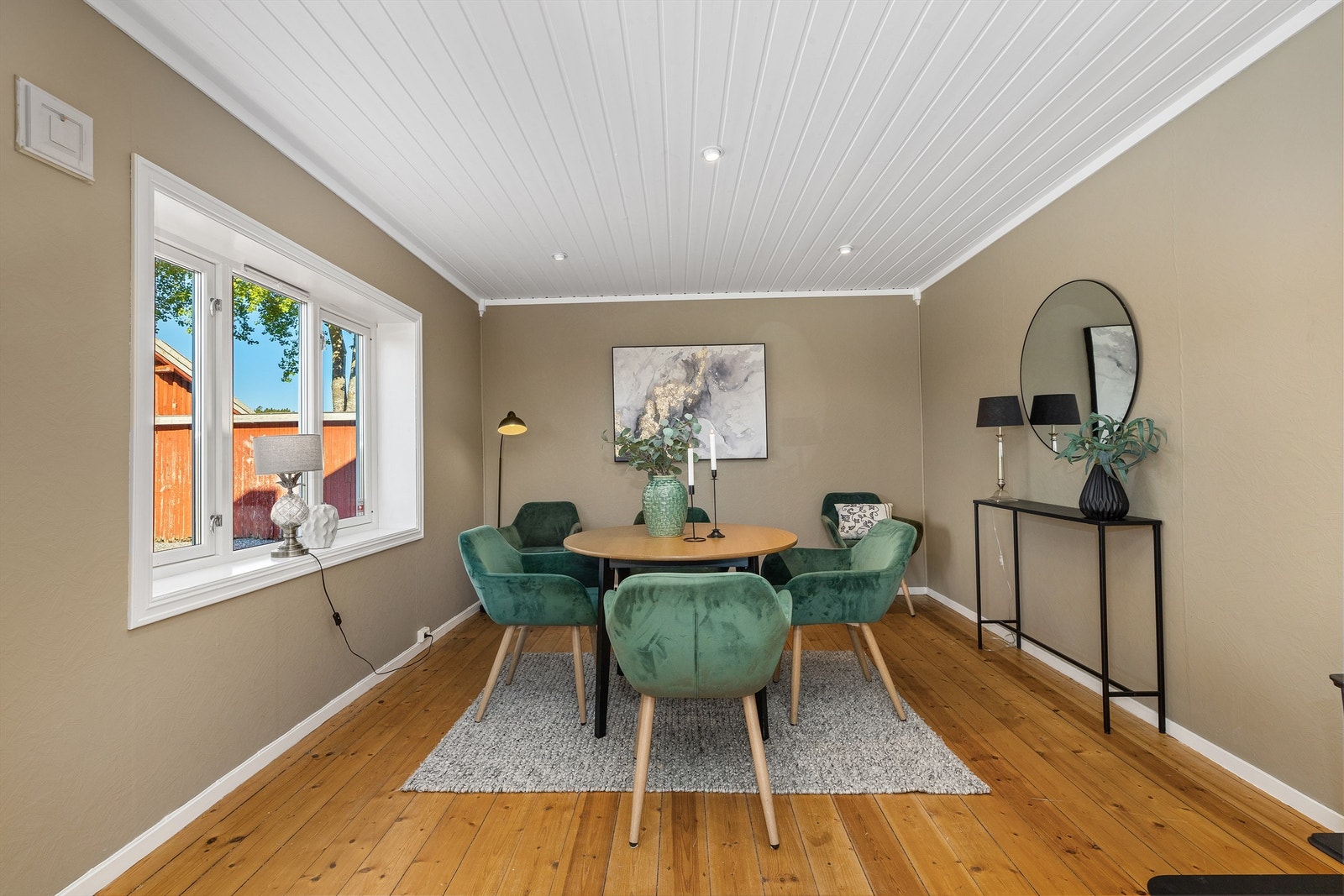 Spisestuen har heltre gulv, malt panel og god plass til spisebord. Galleribilde