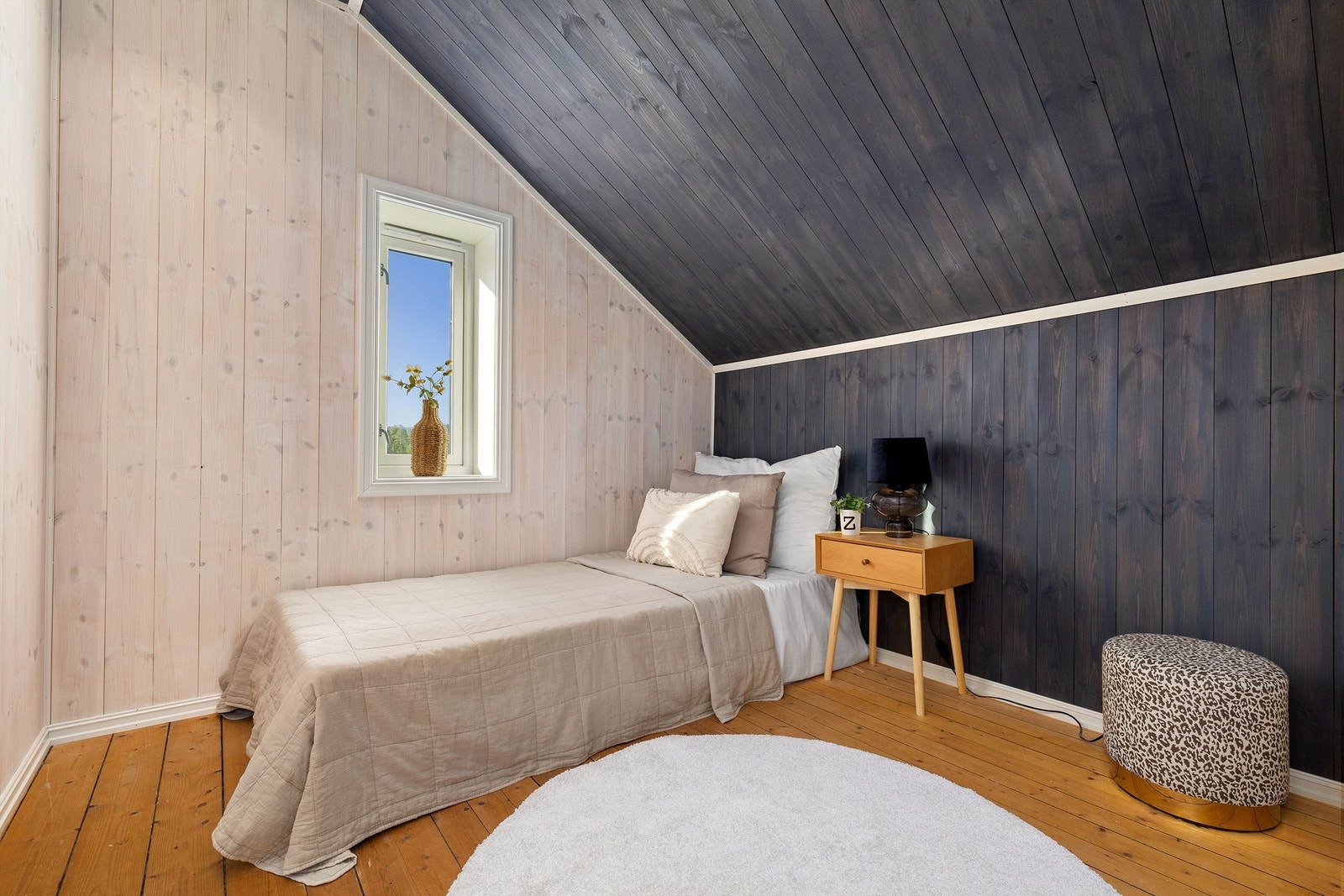 Innredet rom med tregulv og panelte vegger. Galleribilde