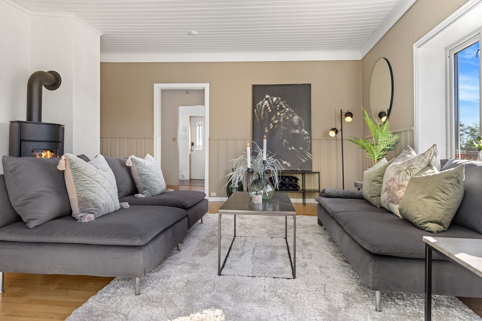 Stuen har god plass til en romslig sofagruppe. Galleribilde