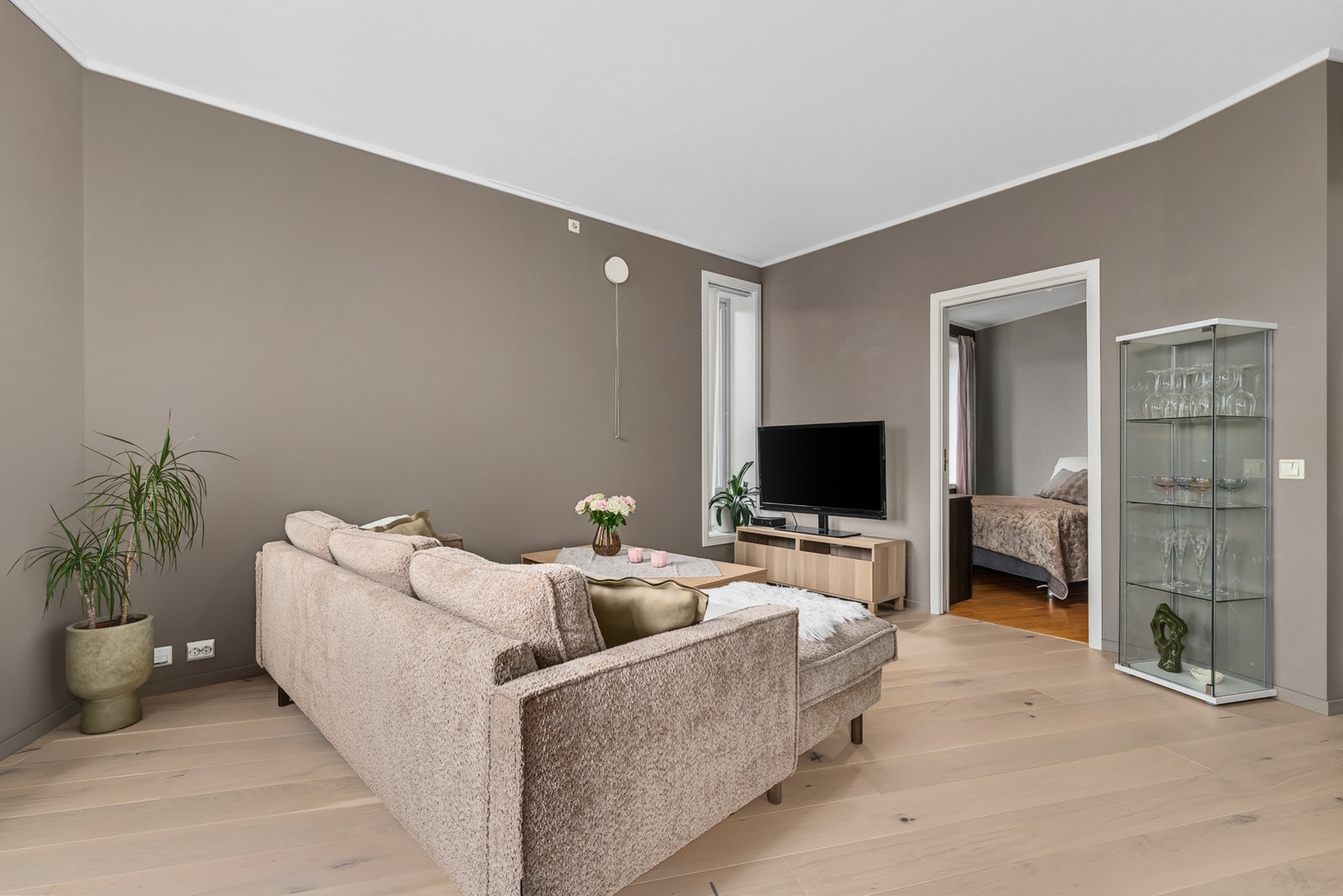 Romslig stue med god plass til sofagruppe. Galleribilde