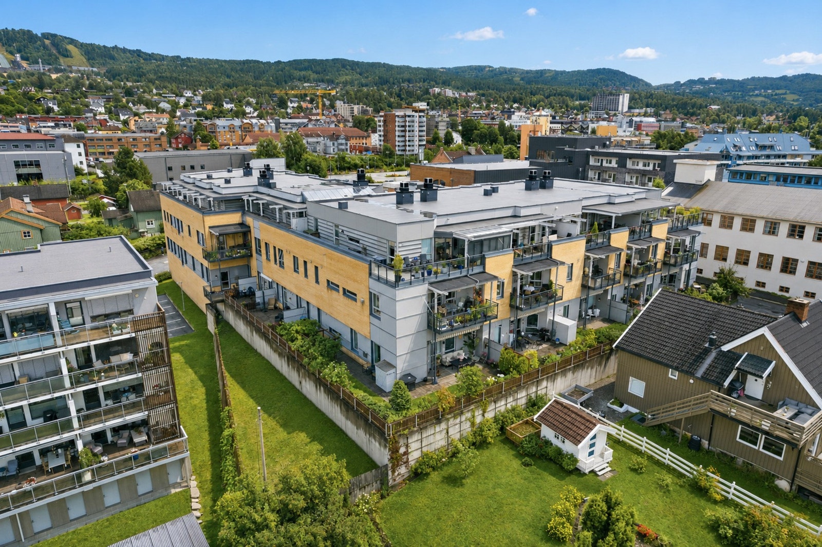 Sentrumsnær beliggenhet med Lillehammer og Lysgårdsbakkene i bakgrunnen. Galleribilde
