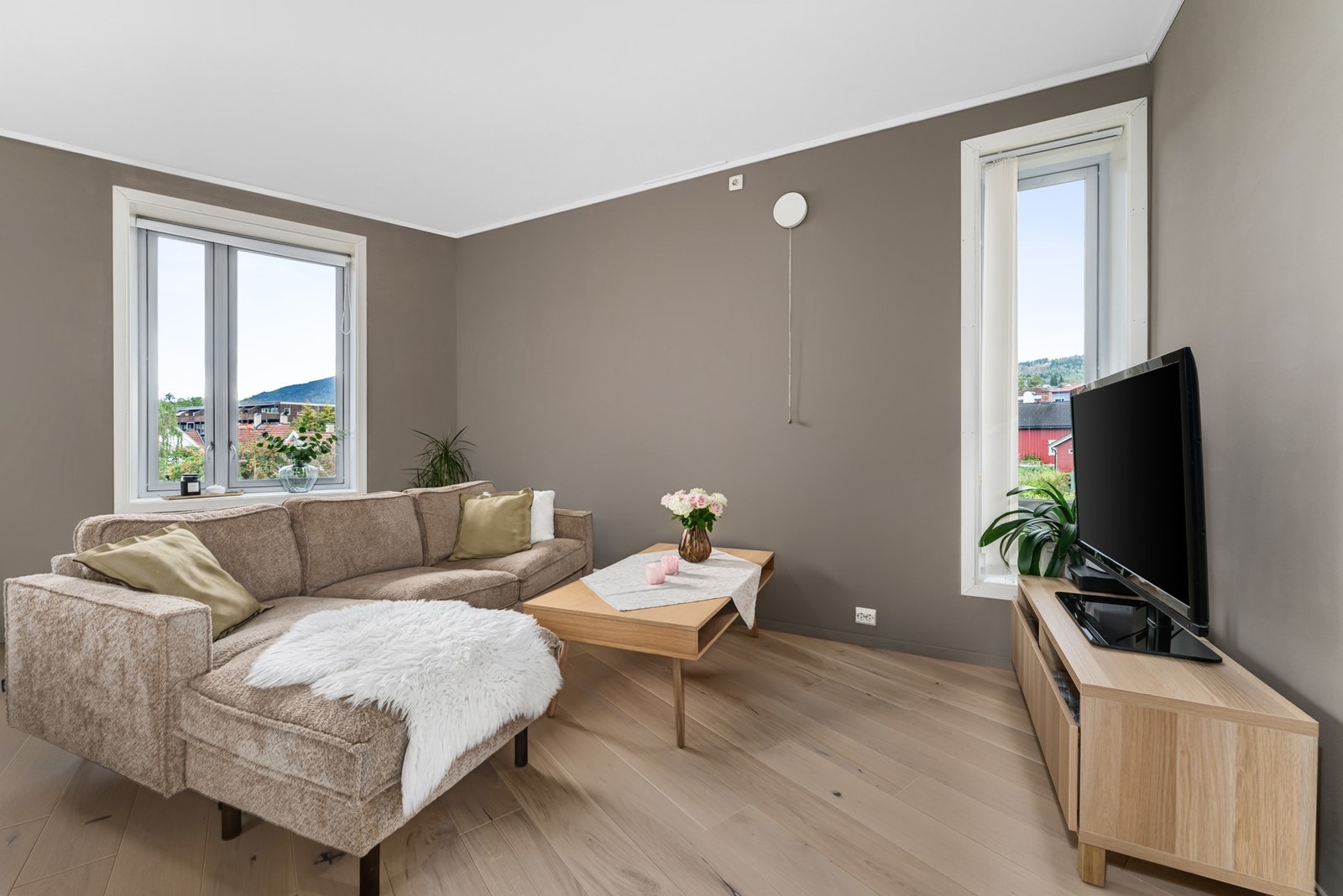 Lys og trivelig stue med store vindusflater. Galleribilde
