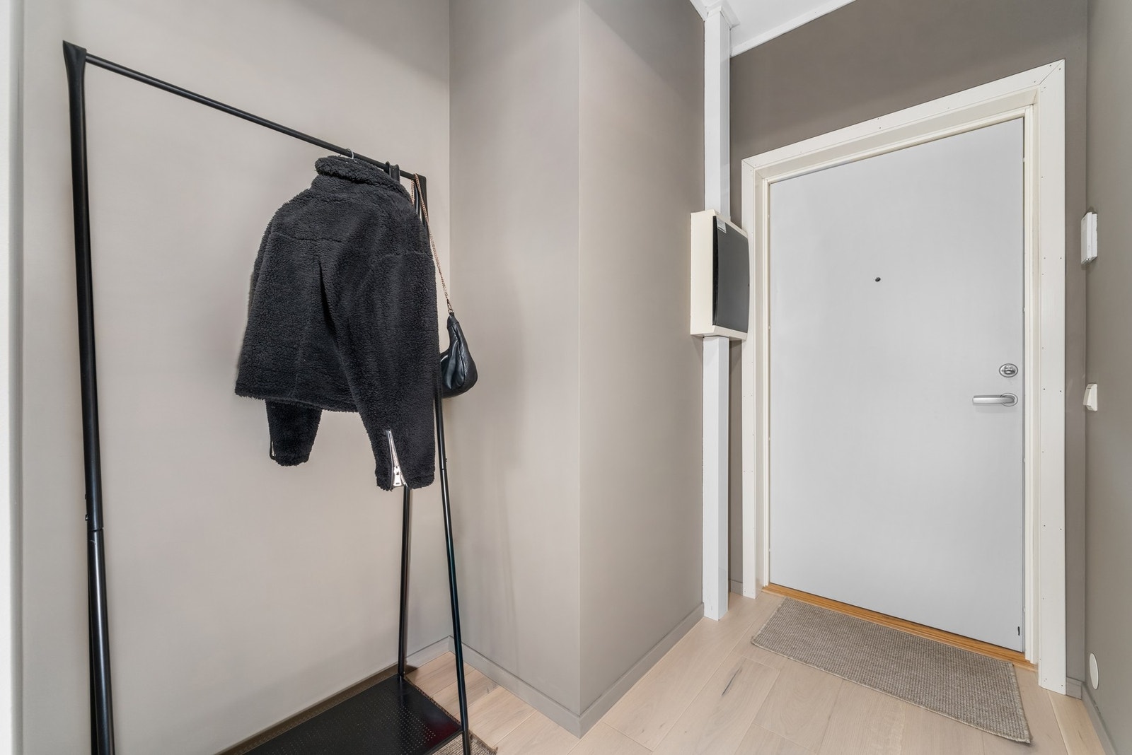 Entré med plass til yttertøy og sko. Galleribilde
