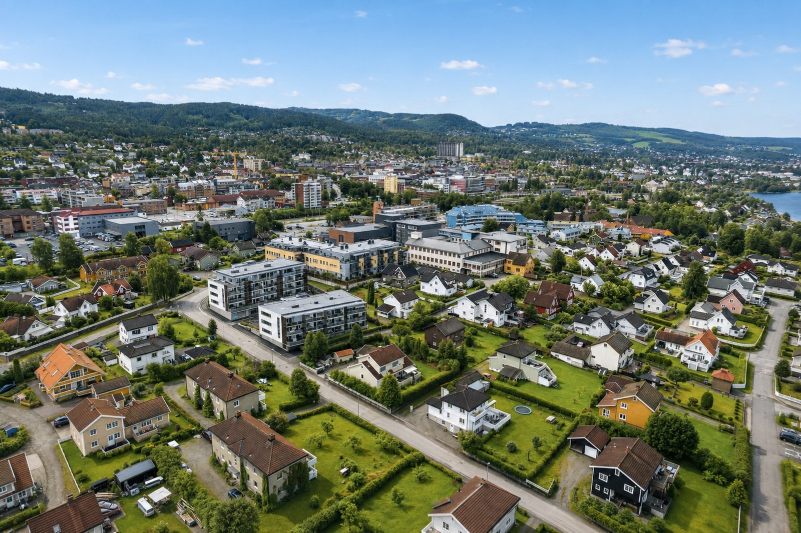 Leiligheten ligger i et etablert boligområde med kort vei til sentrum. Galleribilde