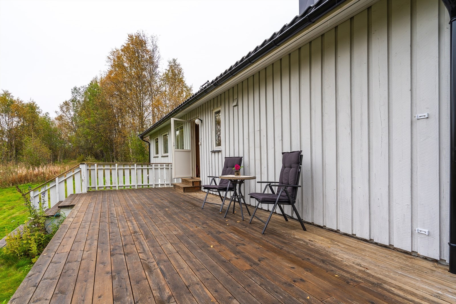 Romslig veranda oppført i 2014 med direkte adkomst fra stue og gang. Galleribilde
