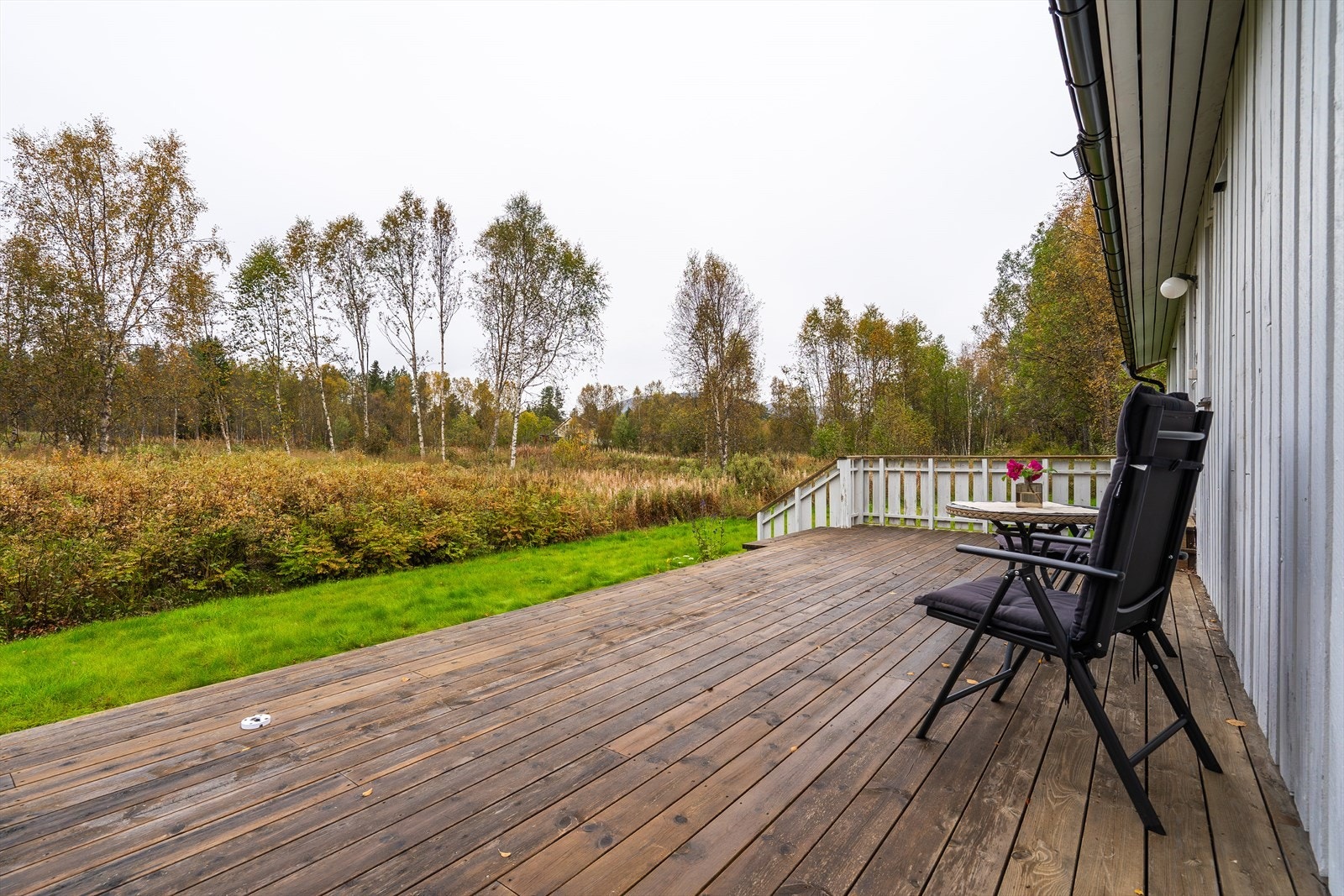 Uteplassen gir god plass til flere sittegrupper og utemøblement. Galleribilde