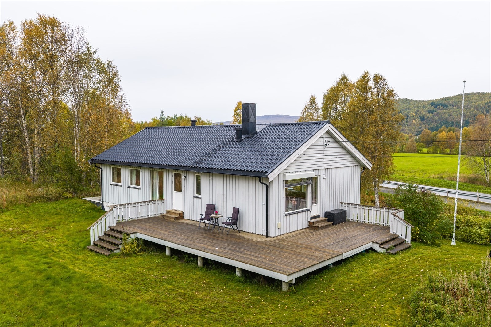 Enebolig over to plan beliggende i rolige omgivelser på Karlstad, med stor sør- og vestvendt veranda. Galleribilde