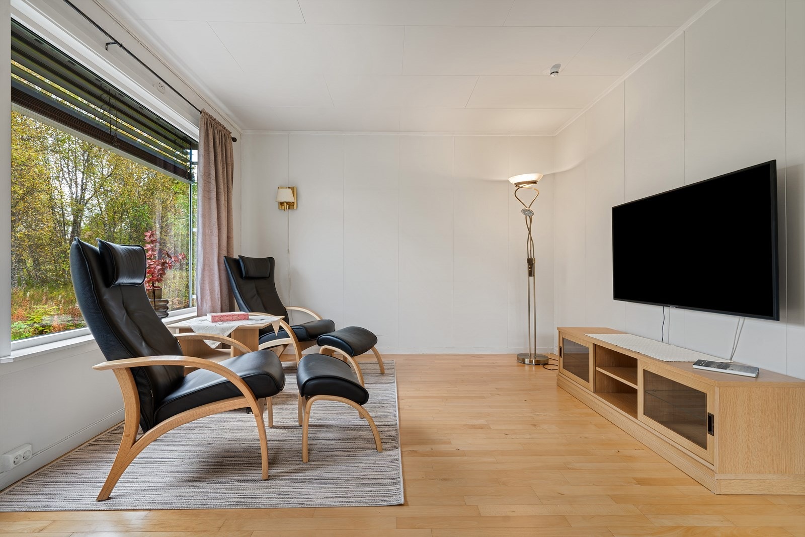 Stuen gir god plass til flere sittegrupper og mediemøbler. Galleribilde